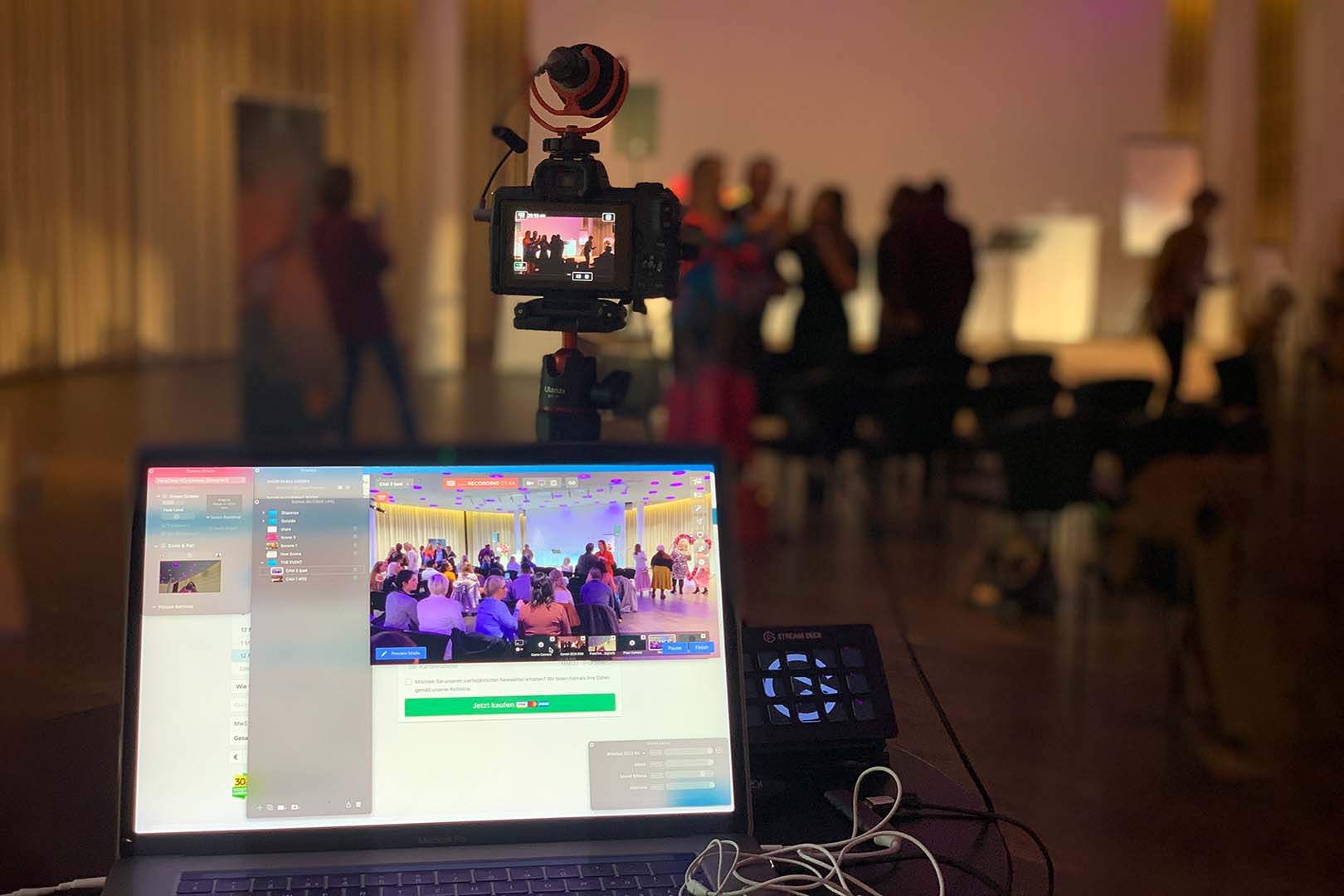 Caméra professionnelle sur trépied et ordinateur portable avec logiciel de diffusion multi-scènes lors d'une célébration en ligne depuis le monde entier